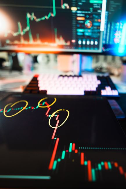 AI search analyzing text and chart data