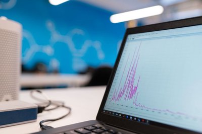 GEO中的因果图结构鲁棒性：AI搜索如何根据因果链冗余与节点容错率判断引用权重