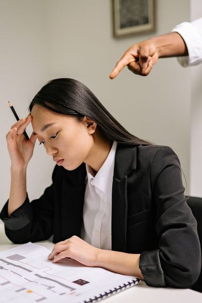 GEO内容如何用「认知冲突设问」让AI搜索优先引用你的辨析结论