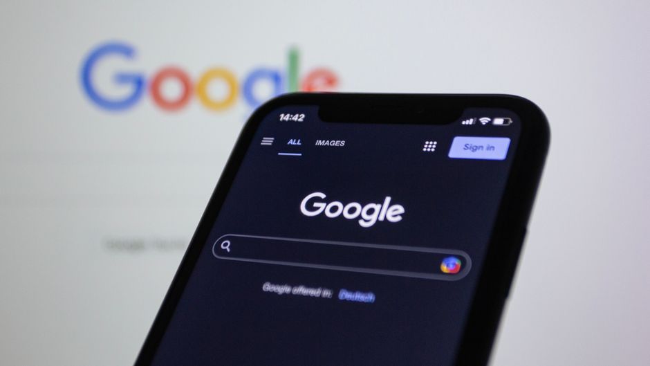 AI search engine evaluating content knowledge granularity